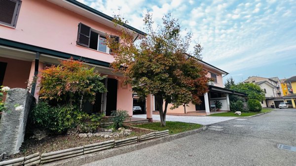 casa indipendente in vendita a Casalpusterlengo