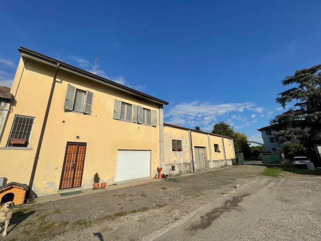 locale commerciale in vendita a Caselle Landi