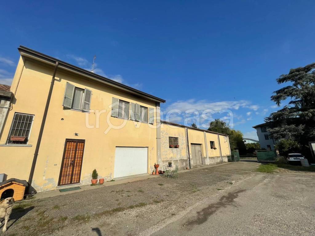 locale commerciale in vendita a Caselle Landi