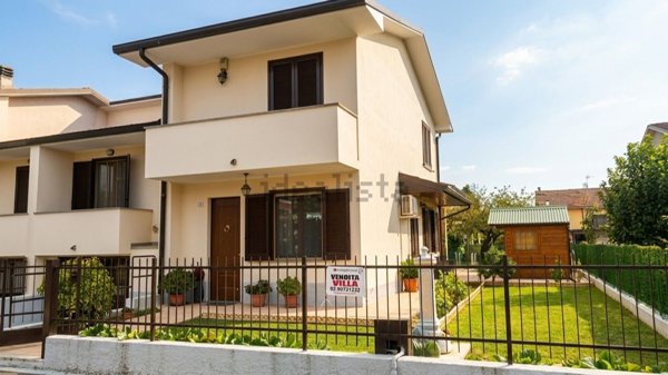 casa indipendente in vendita a Caselle Lurani