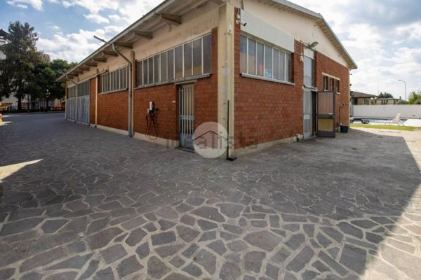 locale commerciale in vendita a Castiglione d'Adda