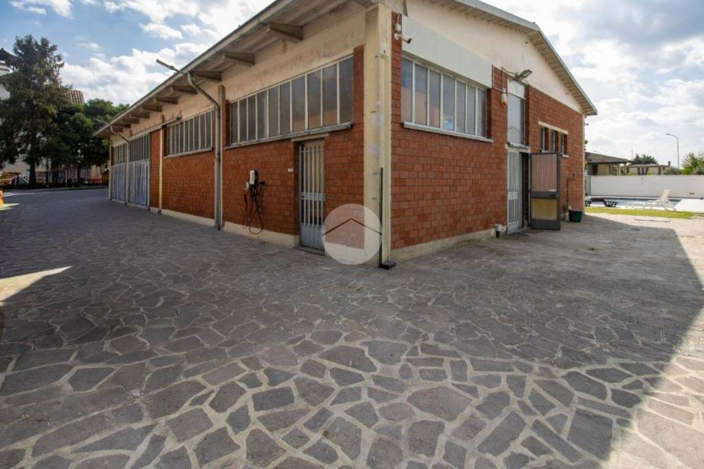 locale commerciale in vendita a Castiglione d'Adda