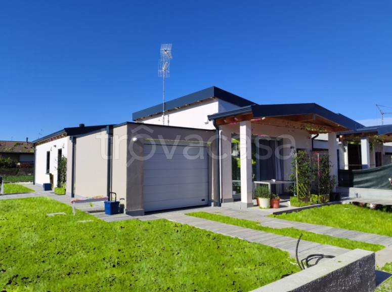 casa indipendente in vendita a Castiraga Vidardo in zona Castiraga