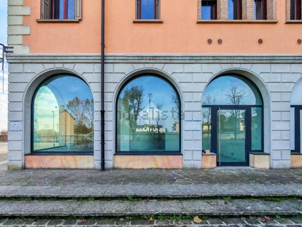 locale commerciale in vendita a Castiraga Vidardo