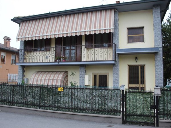 casa indipendente in vendita a Castiraga Vidardo in zona Vidardo