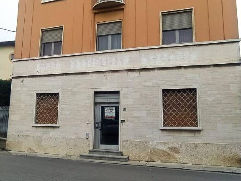 negozio in vendita a Cavenago d'Adda