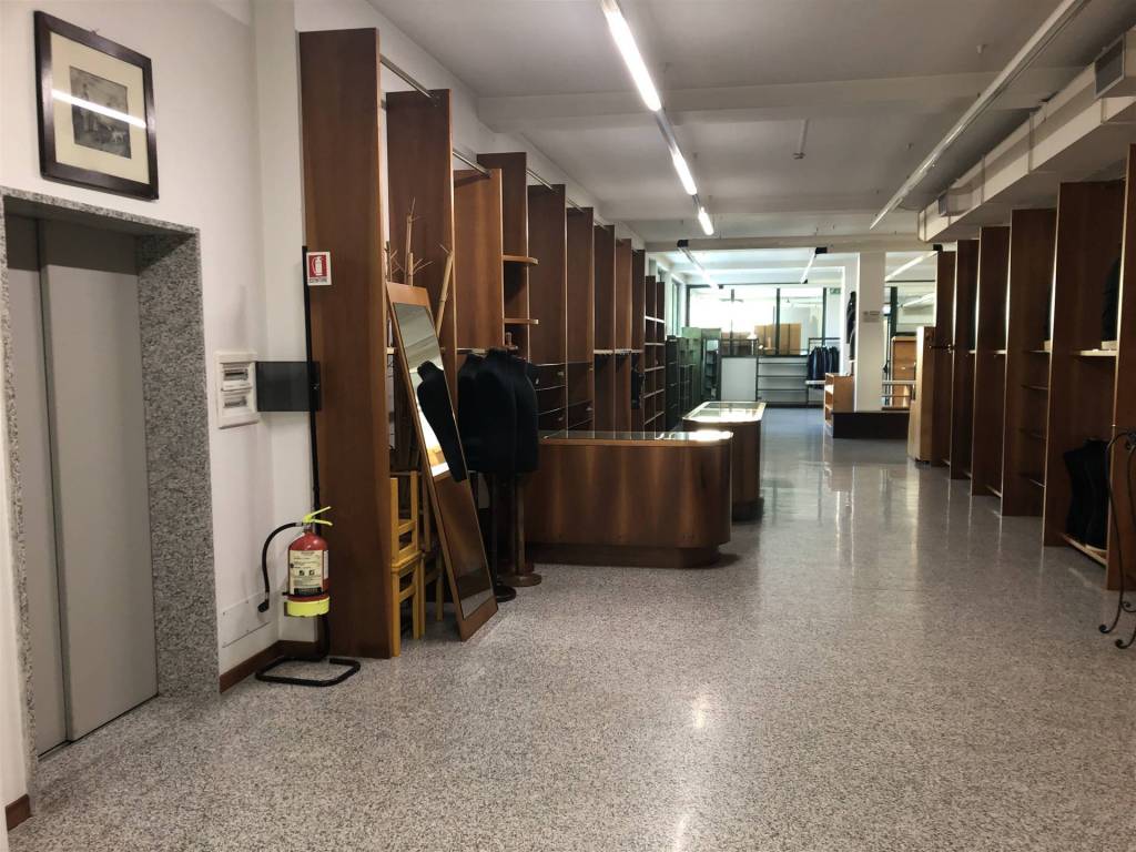 negozio in vendita a Cavenago d'Adda