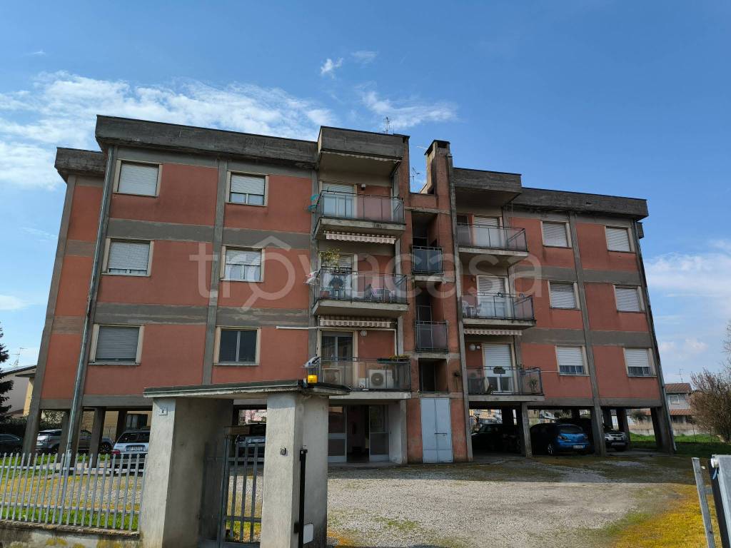 appartamento in vendita a Cavenago d'Adda in zona Caviaga
