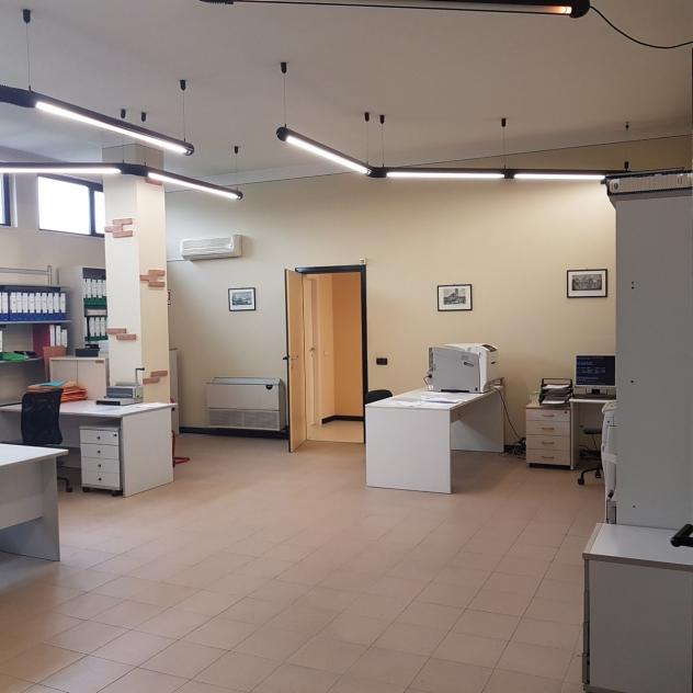 locale commerciale in vendita a Cavenago d'Adda
