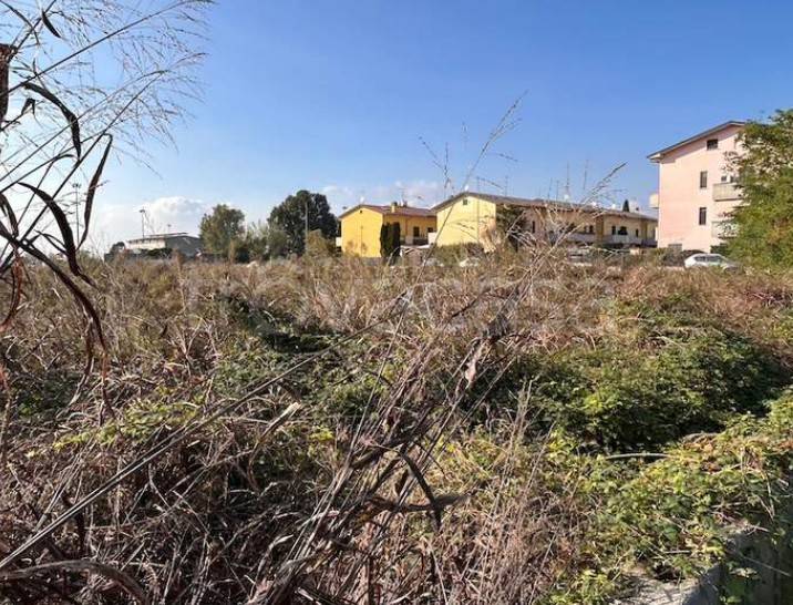 terreno edificabile in vendita a Cavenago d'Adda in zona Caviaga
