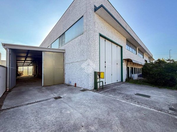 locale commerciale in vendita a Cavenago d'Adda