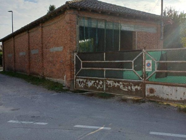 locale commerciale in vendita a Cavenago d'Adda