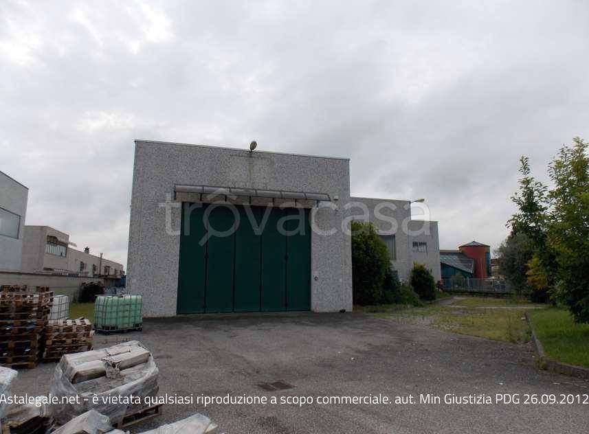 locale commerciale in vendita a Cavenago d'Adda