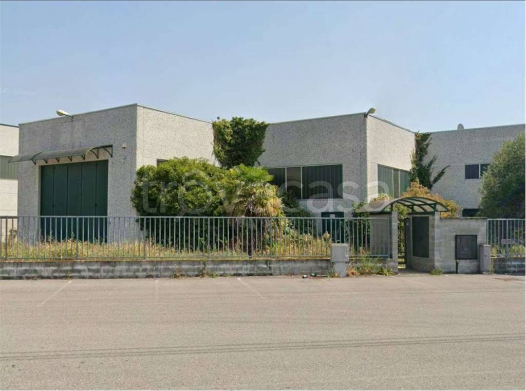 locale commerciale in vendita a Cavenago d'Adda