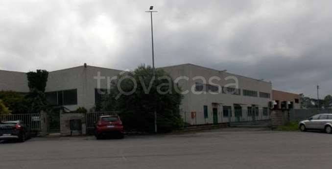 locale commerciale in vendita a Cavenago d'Adda
