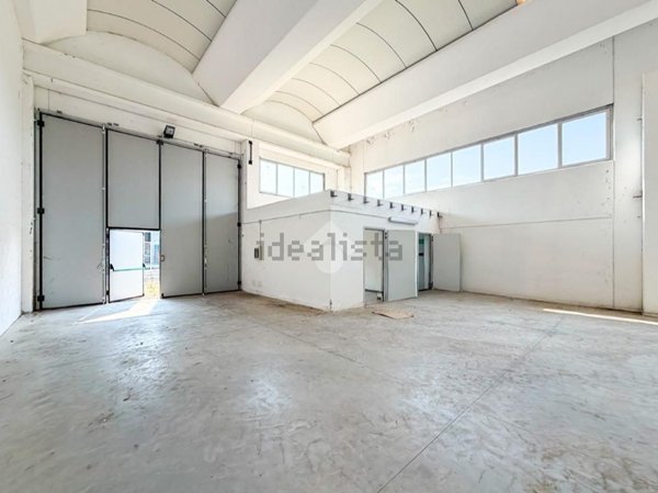 locale commerciale in vendita a Codogno in zona Triulza