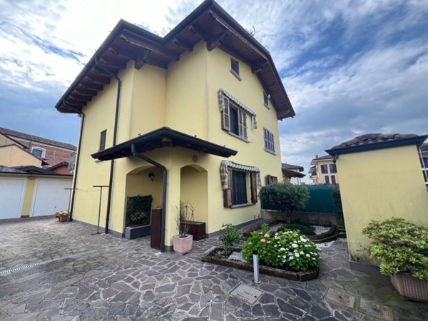 casa indipendente in vendita a Comazzo