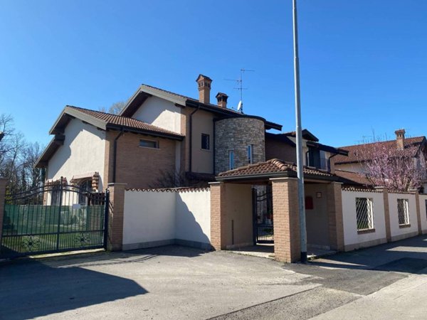 casa indipendente in vendita a Comazzo