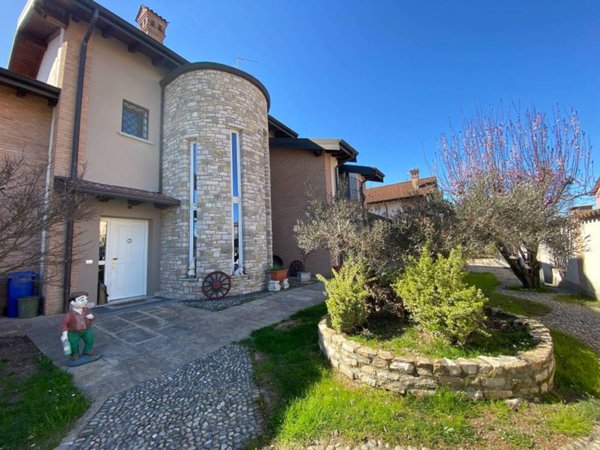 casa indipendente in vendita a Comazzo