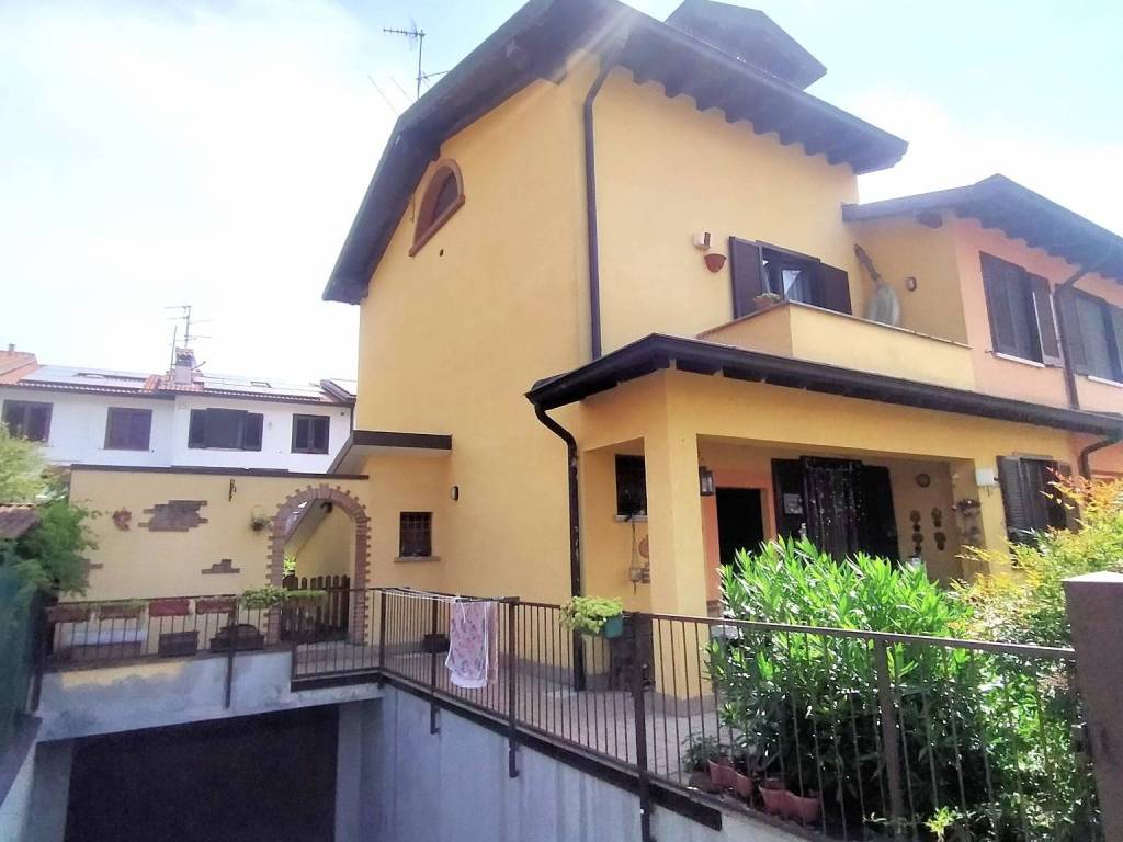 casa indipendente in vendita a Comazzo