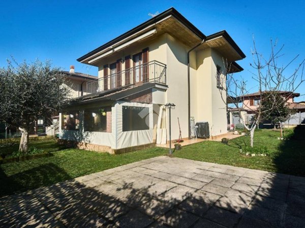 casa indipendente in vendita a Comazzo