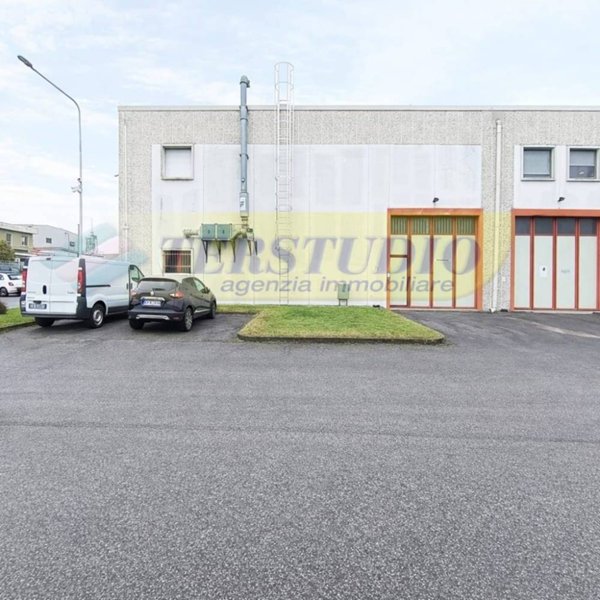 capannone in vendita a Comazzo