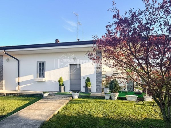 casa indipendente in vendita a Comazzo