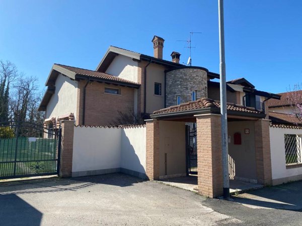 casa indipendente in vendita a Comazzo