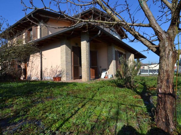 casa indipendente in vendita a Cornegliano Laudense in zona Muzza Sant'Angelo