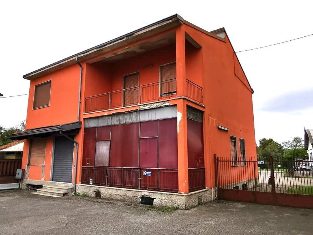 negozio in vendita a Cornegliano Laudense in zona Muzza Sant'Angelo