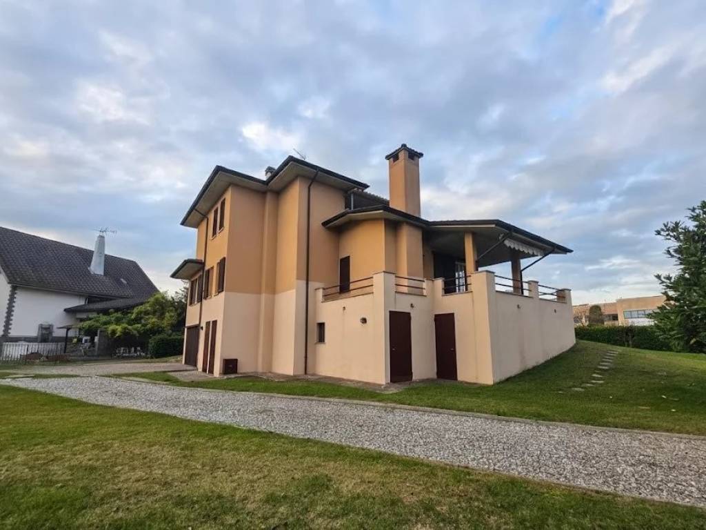 casa indipendente in vendita a Cornegliano Laudense in zona Muzza Sant'Angelo