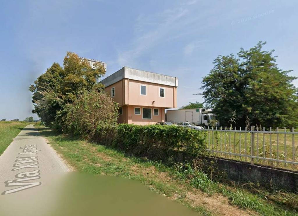 negozio in vendita a Cornegliano Laudense in zona Muzza Sant'Angelo