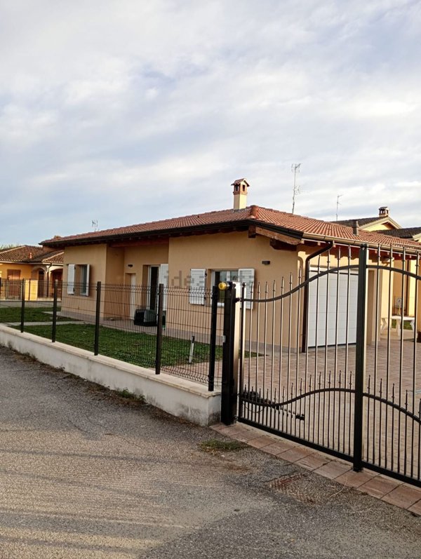 casa indipendente in vendita a Corno Giovine