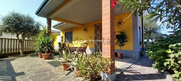 casa indipendente in vendita a Crespiatica