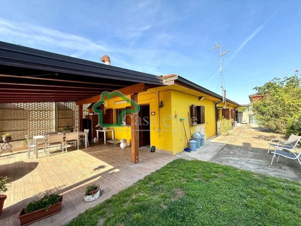 casa indipendente in vendita a Crespiatica