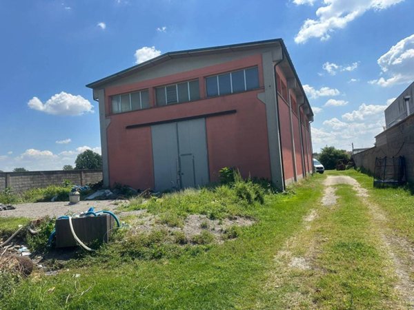 locale commerciale in vendita a Crespiatica