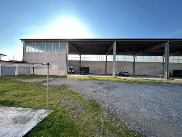 locale commerciale in vendita a Crespiatica