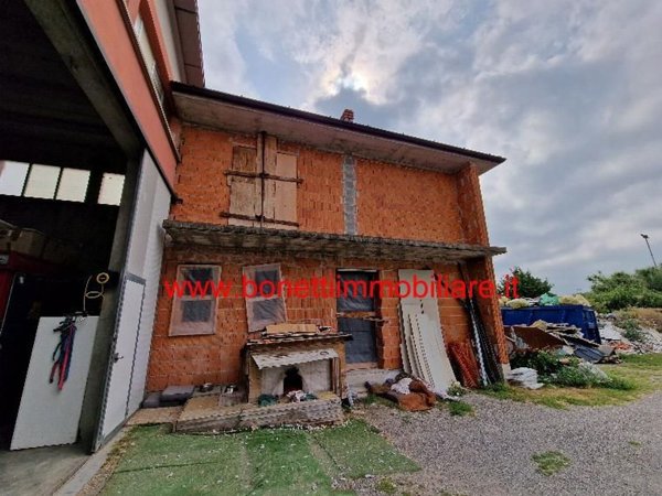 capannone in vendita a Crespiatica