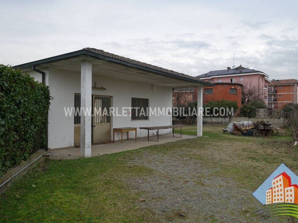 locale commerciale in vendita a Crespiatica