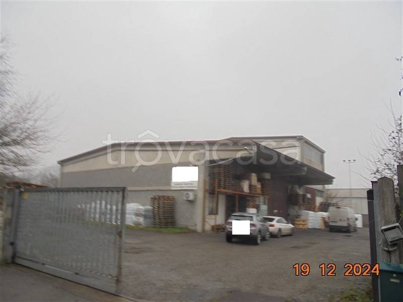 locale commerciale in vendita a Fombio