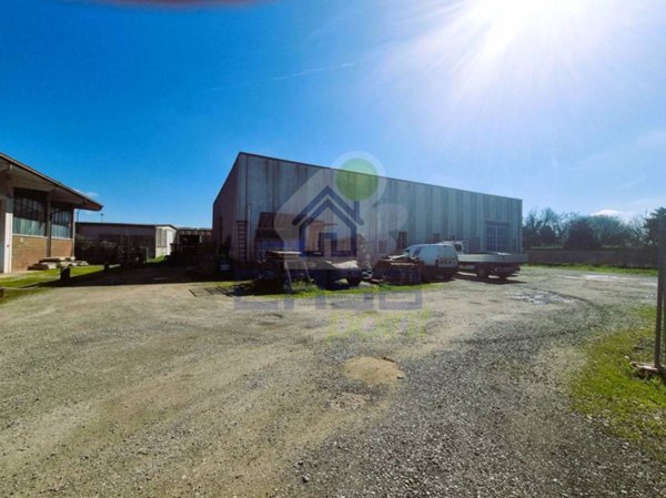 locale commerciale in vendita a Fombio