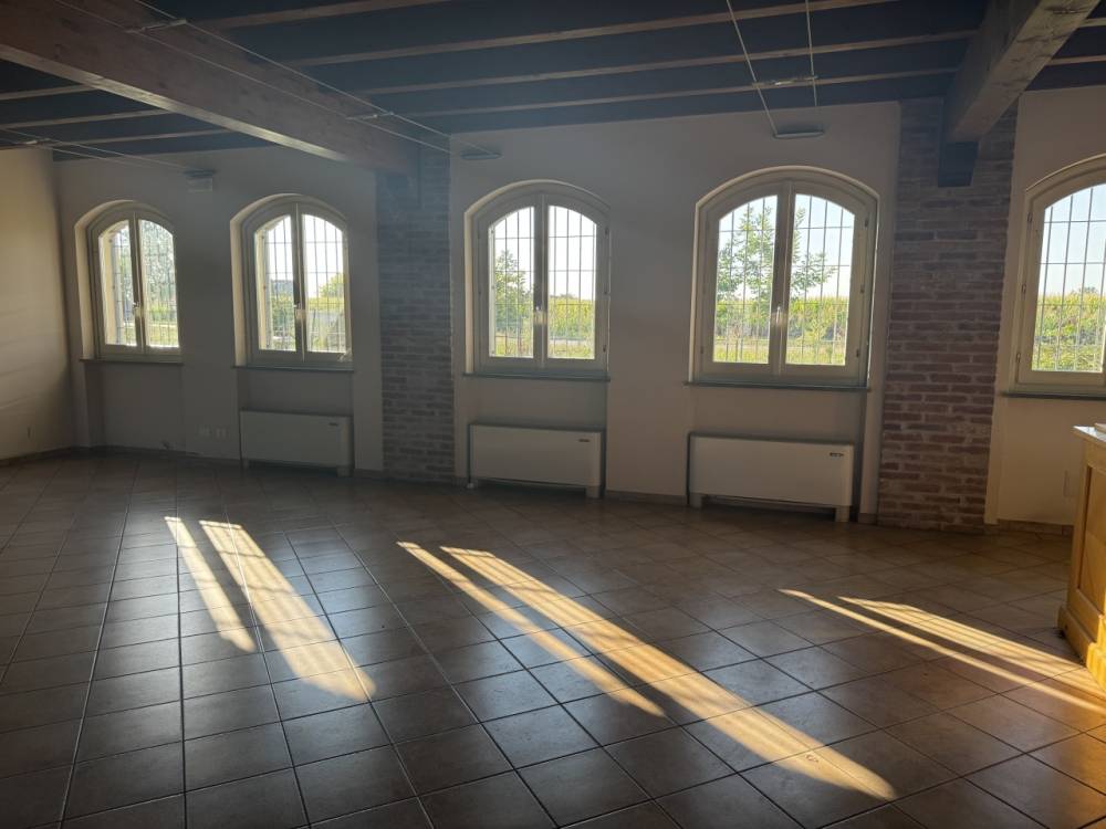 locale commerciale in vendita a Livraga