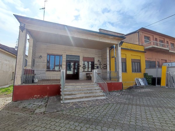 negozio in vendita a Livraga