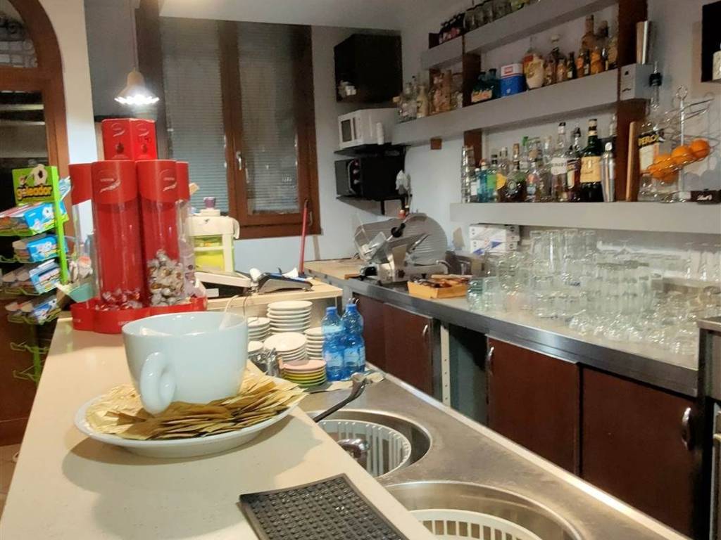 negozio in vendita a Lodi in zona Faustina