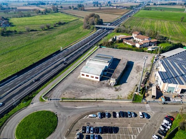 locale commerciale in vendita a Lodi
