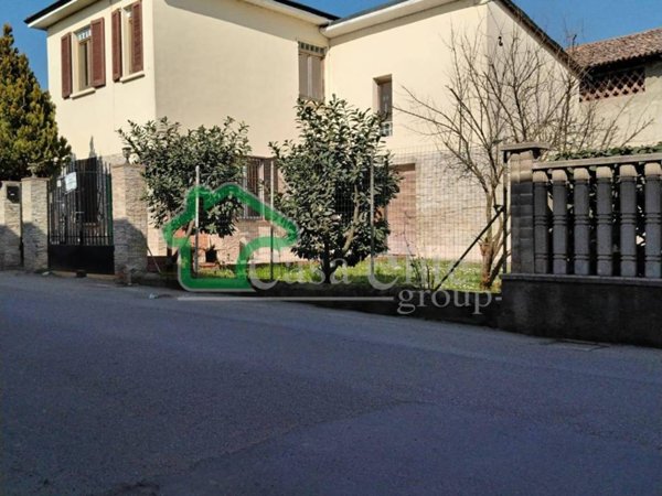 casa indipendente in vendita a Lodi in zona Riolo
