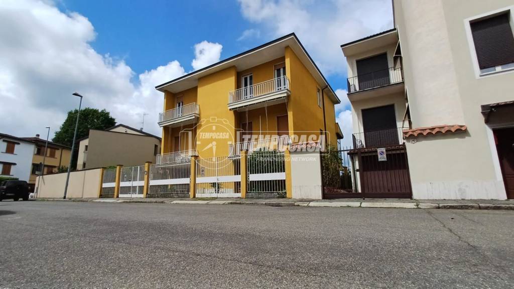 casa indipendente in vendita a Lodi in zona Fanfani