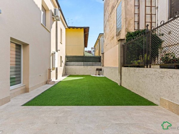 casa indipendente in vendita a Lodi in zona Città Bassa