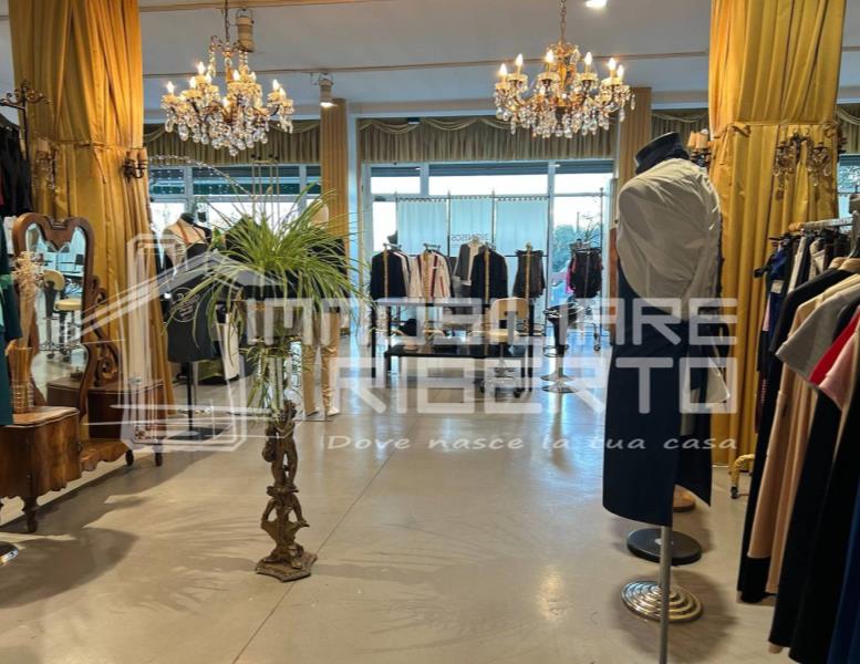negozio in vendita a Lodi in zona Paderno