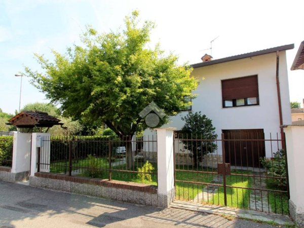 casa indipendente in vendita a Lodi in zona Faustina